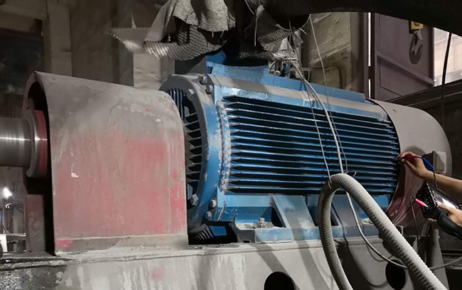 圖為西瑪電機(jī)售后人員高壓電機(jī)振動(dòng)測量現(xiàn)場照片 圖為西瑪電機(jī)售后人員高壓電機(jī)振動(dòng)測量現(xiàn)場照片